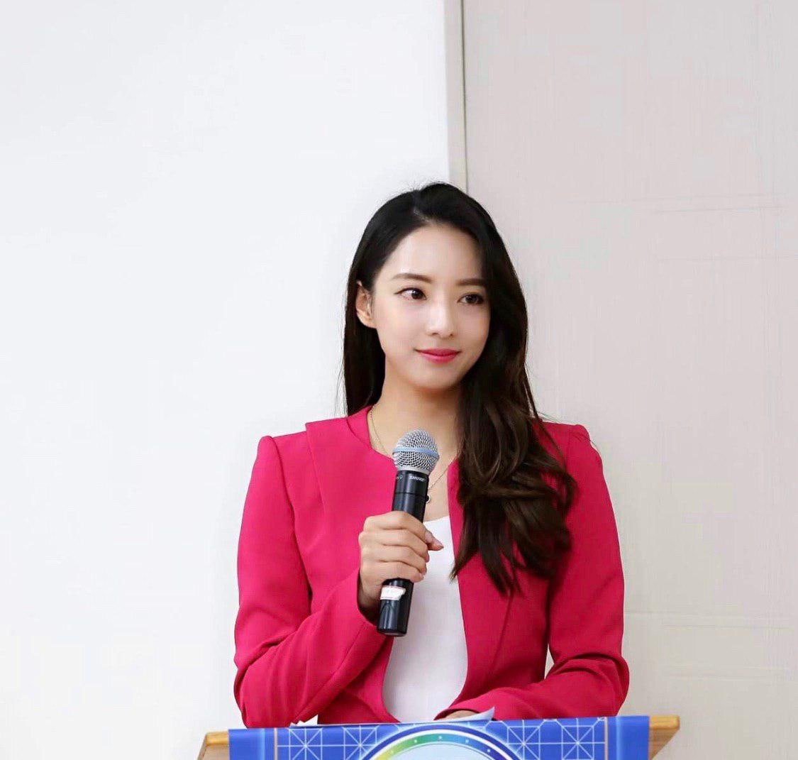 마이크를 들고 진행하는 송나예 아나운서