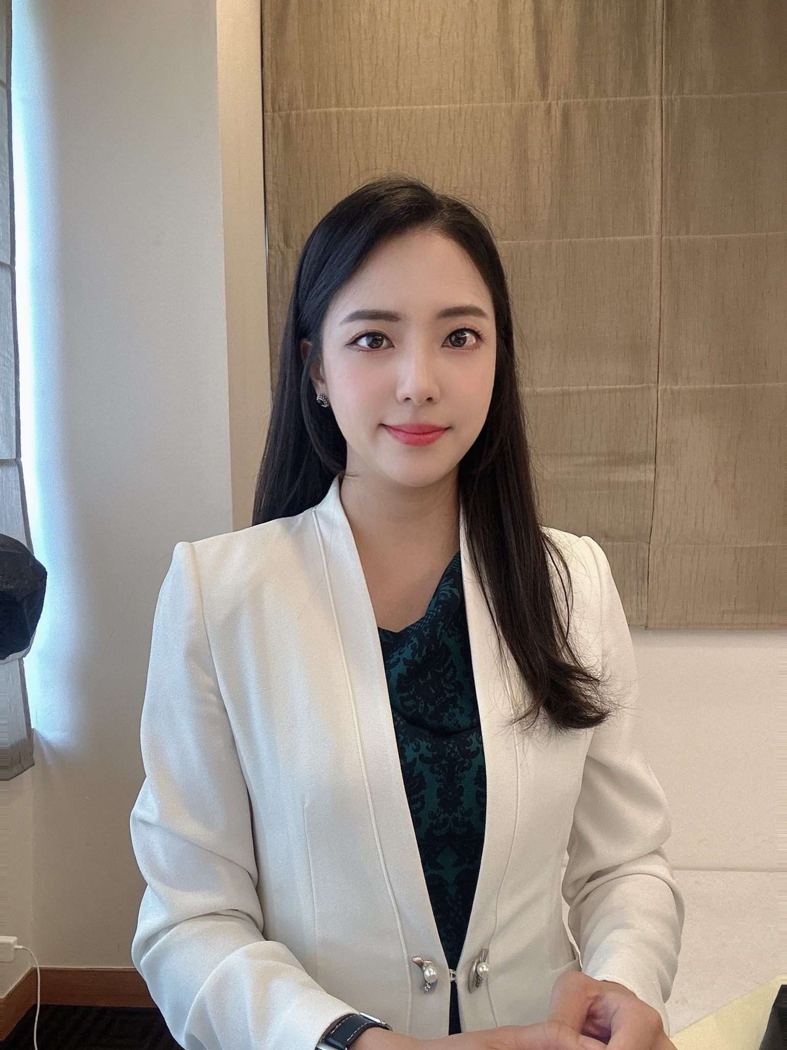 흰 재킷을 입은 송나예 아나운서 프로필 사진
